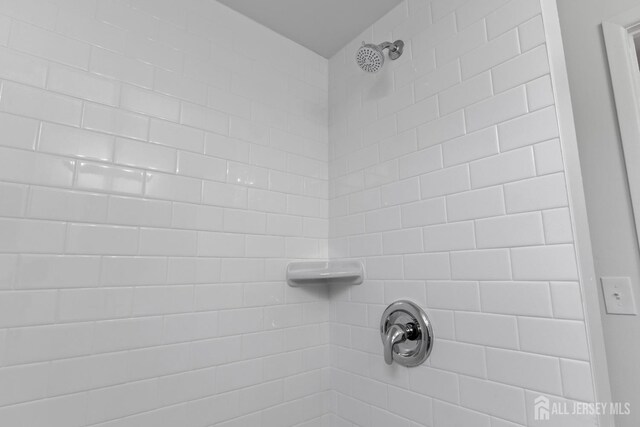 details featuring tiled shower