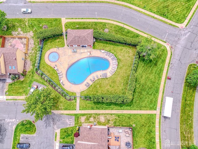 21 Wellington Ct, Sayreville, NJ 08872 - bird's eye view of a pool