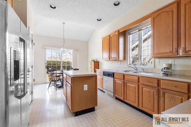 kitchen with a sink, lofted ceiling, dishwashing machine, a kitchen island, and stainless steel fridge with ice dispenser