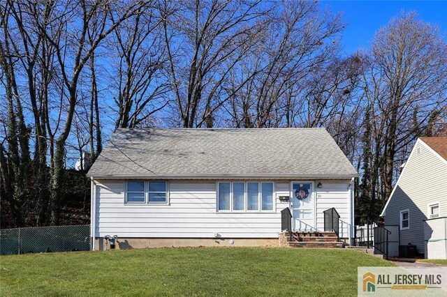 view of front facade with a front lawn