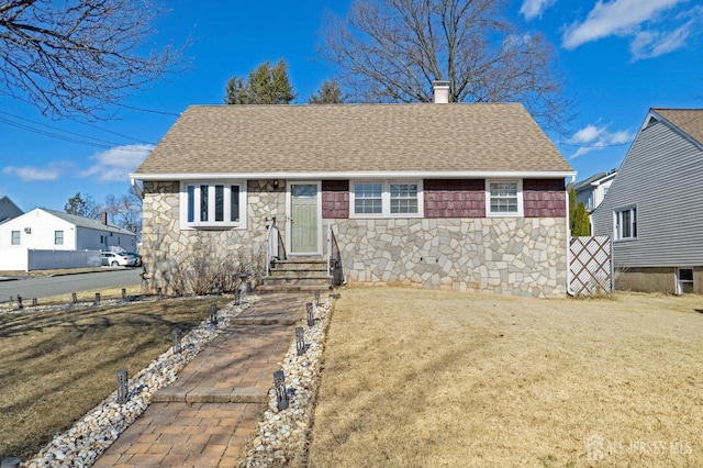 view of front of property featuring a front yard