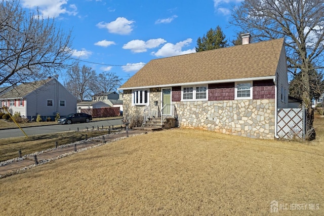 view of front of property featuring a front yard