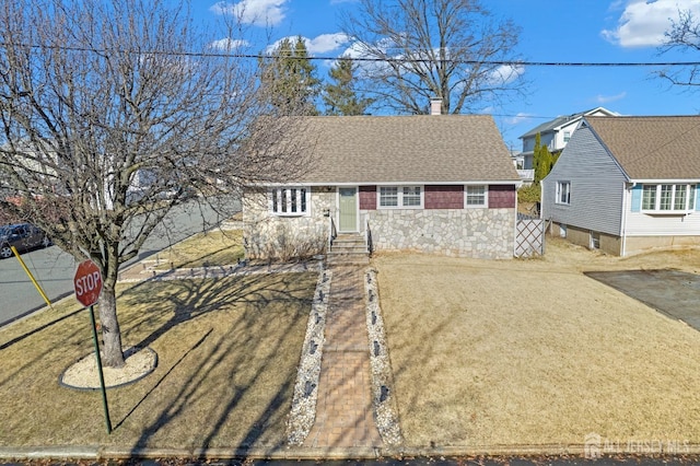 view of front of house featuring a front lawn