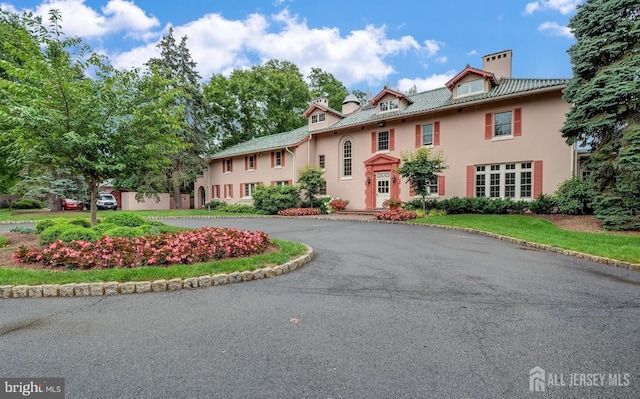 172 Sayre Dr, Plainsboro, NJ 08540 - mediterranean / spanish house featuring stucco siding and curved driveway