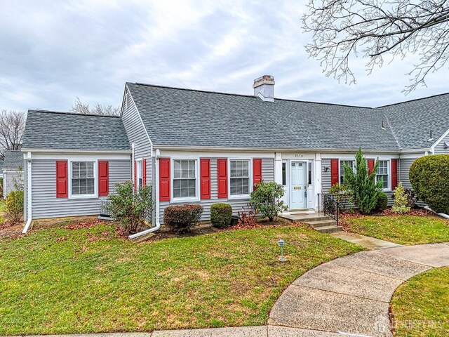 view of front facade featuring a front yard