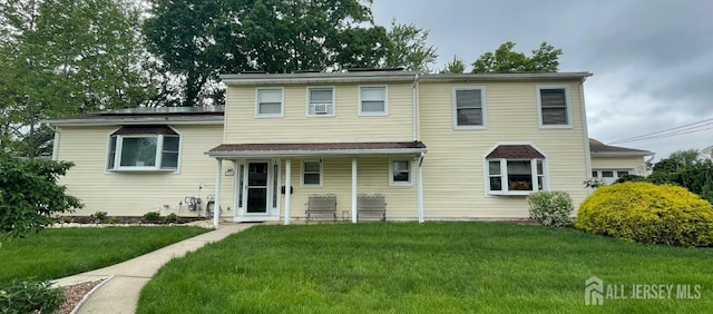 view of front of property featuring a front yard