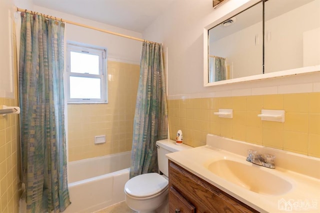 182 Evergreen Rd Unit 9A, Edison, NJ 08837 - bathroom with tile walls, toilet, shower / bath combo with shower curtain, vanity, and wainscoting
