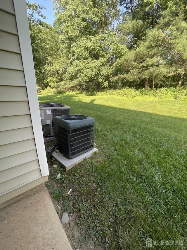 23 Hanover Sq Unit 23D, Middlesex, NJ 08846 - view of grassy yard