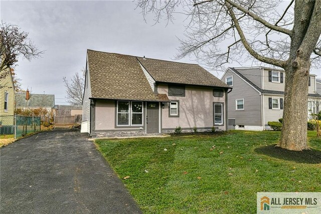 view of front of home with a front lawn