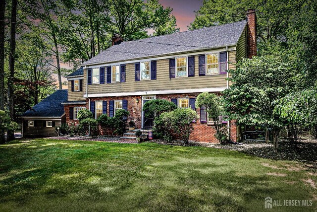 colonial house featuring a lawn