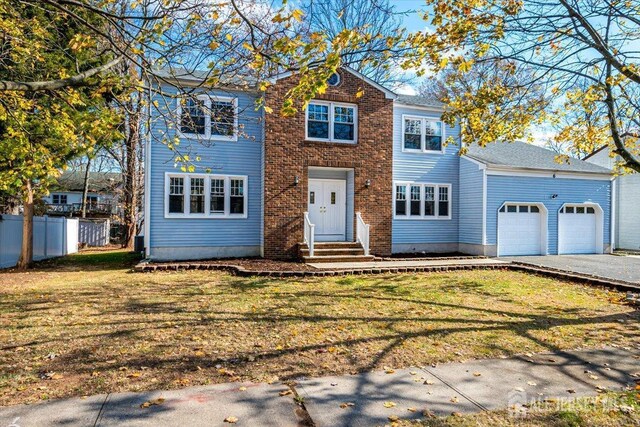 view of front of property featuring a front yard