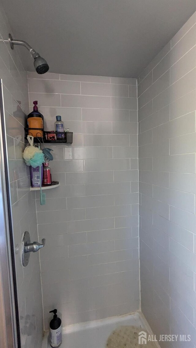 810-814 Leland Ave, Plainfield, NJ 07062 - full bathroom featuring a tile shower