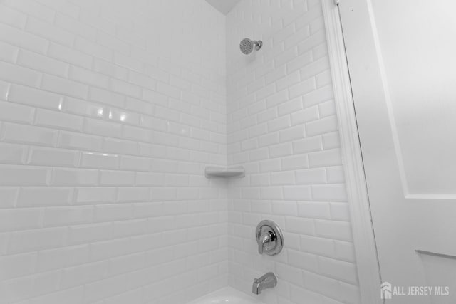 room details with shower / bathing tub combination