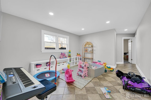 game room featuring recessed lighting and baseboards