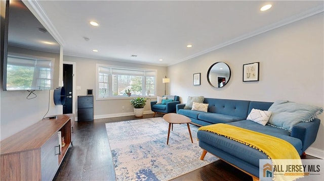 living area with crown molding, recessed lighting, dark wood-style floors, and baseboards