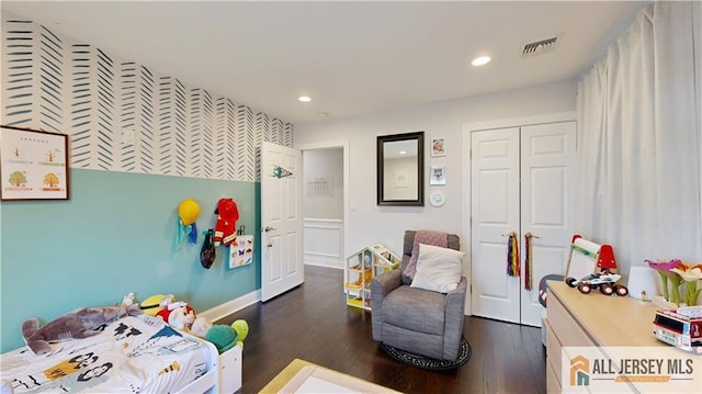 bedroom with visible vents, baseboards, dark wood finished floors, recessed lighting, and a closet