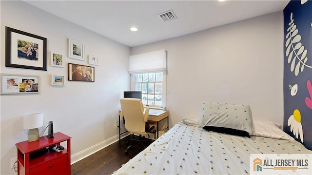 bedroom featuring visible vents, recessed lighting, baseboards, and wood finished floors