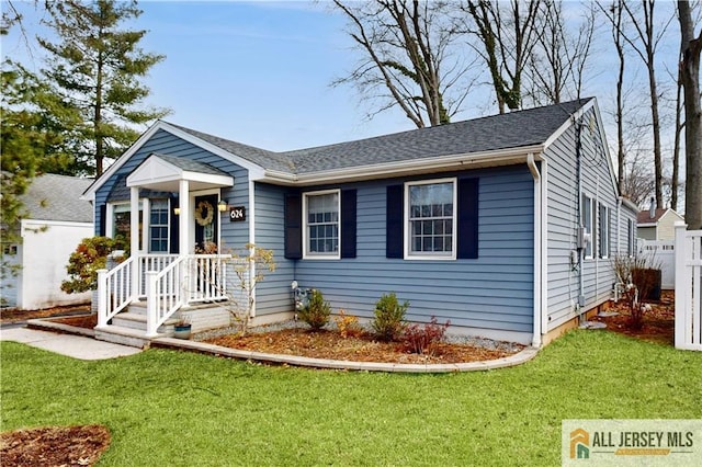 view of front facade with a front lawn and fence