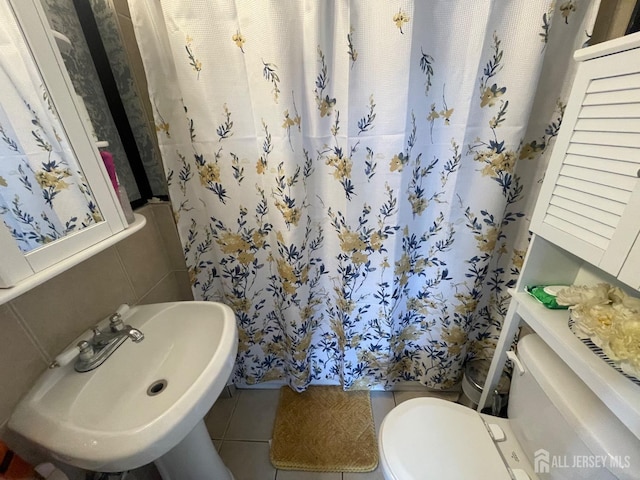 142 Joyce Kilmer Ave, New Brunswick, NJ 08901 - bathroom featuring tile patterned flooring and a shower with shower curtain
