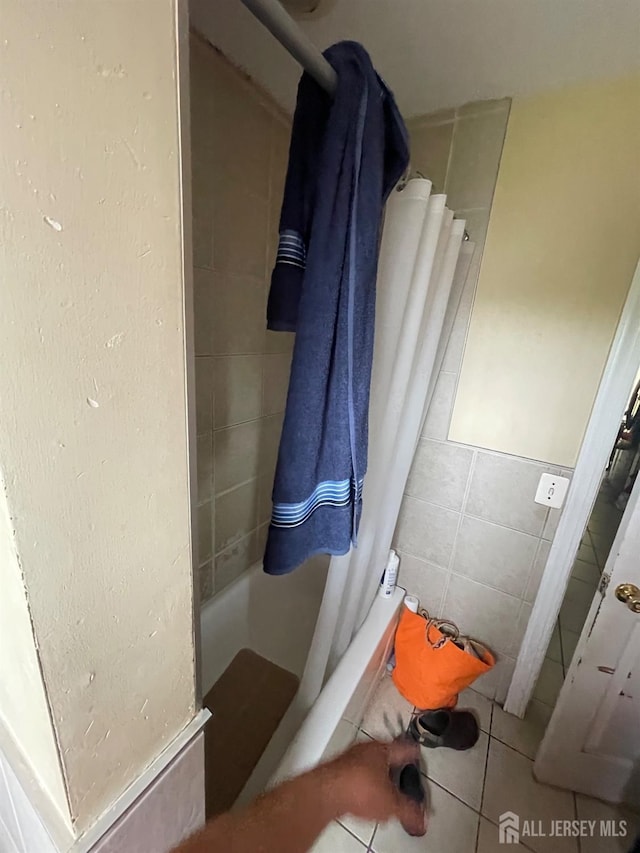 142 Joyce Kilmer Ave, New Brunswick, NJ 08901 - bathroom featuring tile walls, curtained shower, and tile patterned flooring
