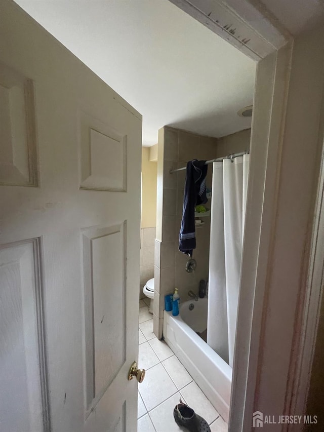 142 Joyce Kilmer Ave, New Brunswick, NJ 08901 - bathroom featuring tile patterned flooring, toilet, shower / bath combo with shower curtain, and tile walls