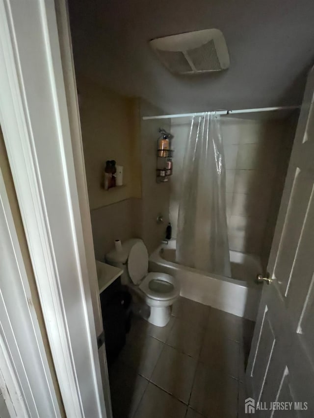 142 Joyce Kilmer Ave, New Brunswick, NJ 08901 - full bathroom featuring tile patterned flooring, shower / bathtub combination with curtain, toilet, and vanity