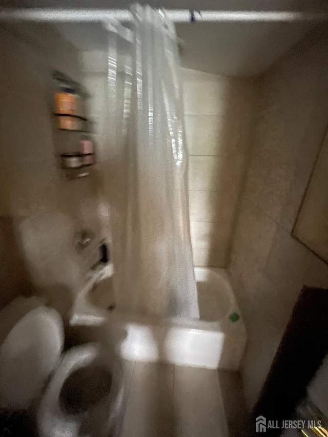 142 Joyce Kilmer Ave, New Brunswick, NJ 08901 - full bathroom with toilet and shower / bathtub combination with curtain