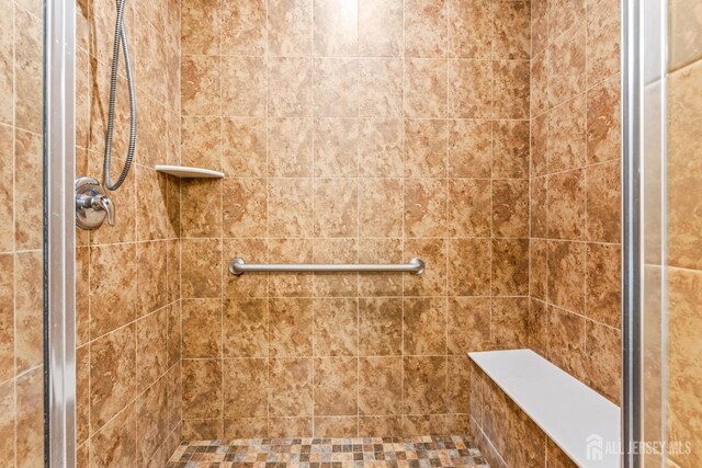 bathroom featuring a tile shower