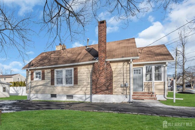 view of front facade featuring a front yard