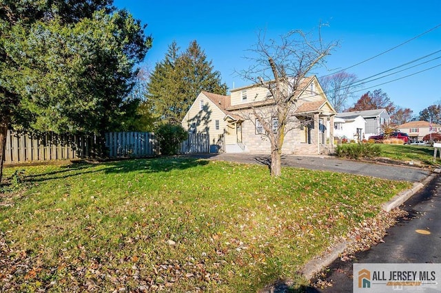 view of front of house featuring a front yard and fence