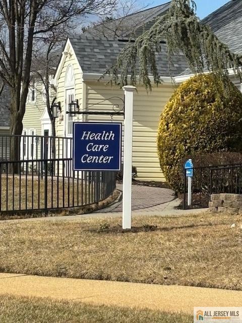 community sign with a lawn