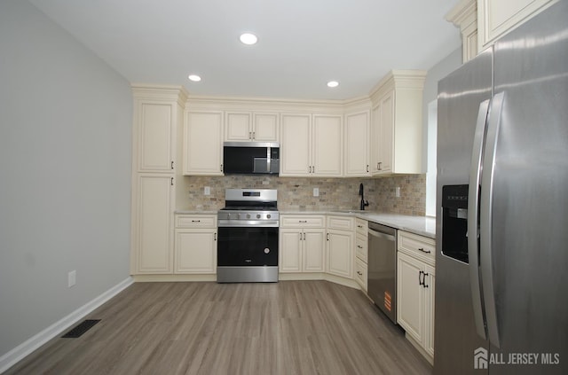54 Castle Pointe Blvd, Piscataway, NJ 08854 - kitchen with stainless steel appliances, light wood-type flooring, backsplash, baseboards, and a sink
