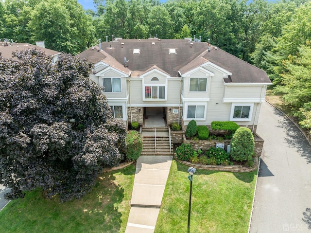 view of front of property featuring a front yard