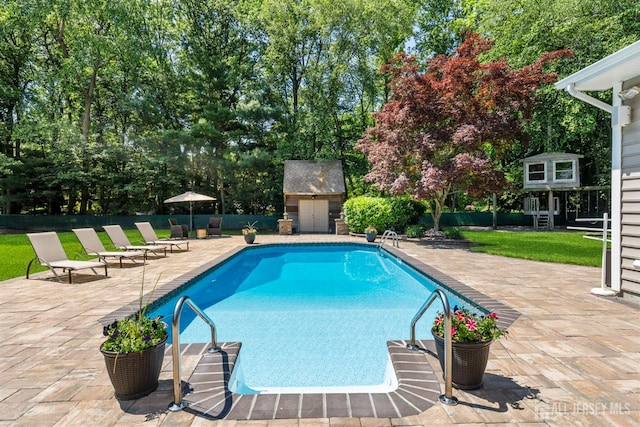8 Garvey Dr, Monroe, NJ 08831 - swimming pool with a patio and view of wooded area