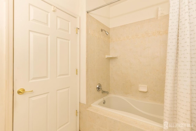 bathroom with tiled shower / bath combo