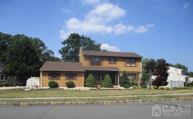 view of front of property featuring a front lawn