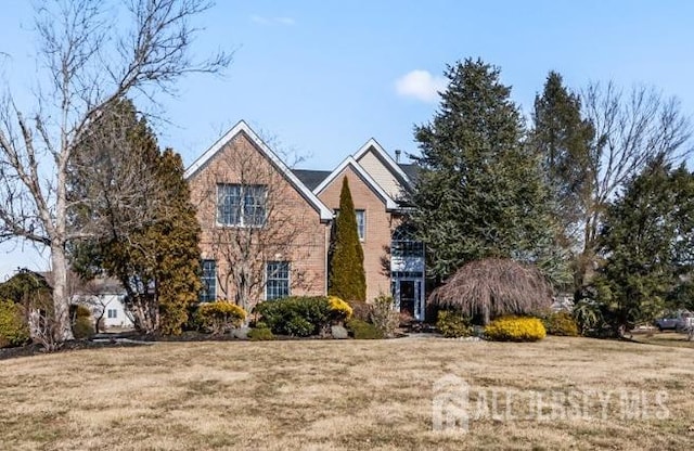 traditional home featuring a front lawn