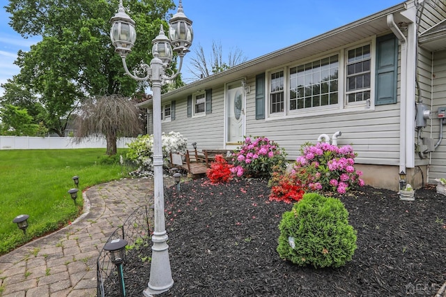 view of front of home featuring a front lawn