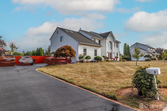 front facade featuring a front yard