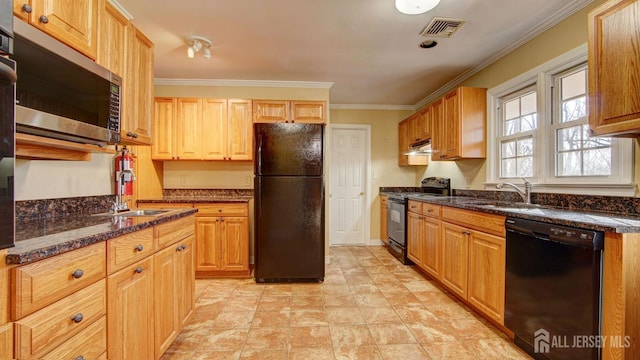 kitchen with a sink, visible vents, black appliances, and ornamental molding