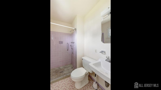 full bath featuring toilet and tiled shower