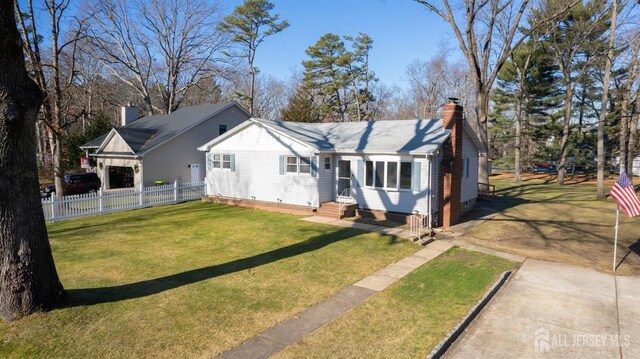 view of front of home with a front lawn