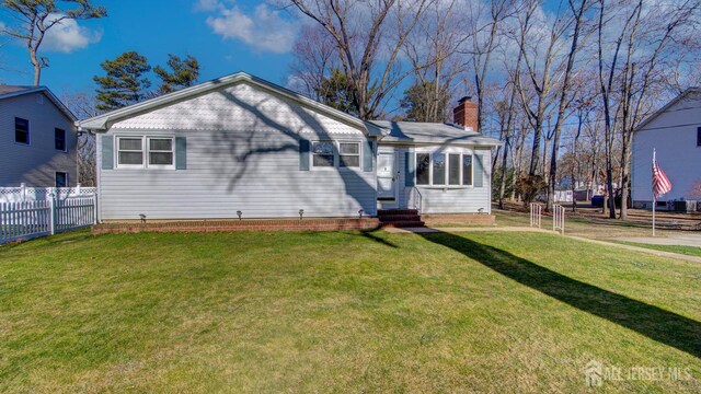 view of front facade with a front yard