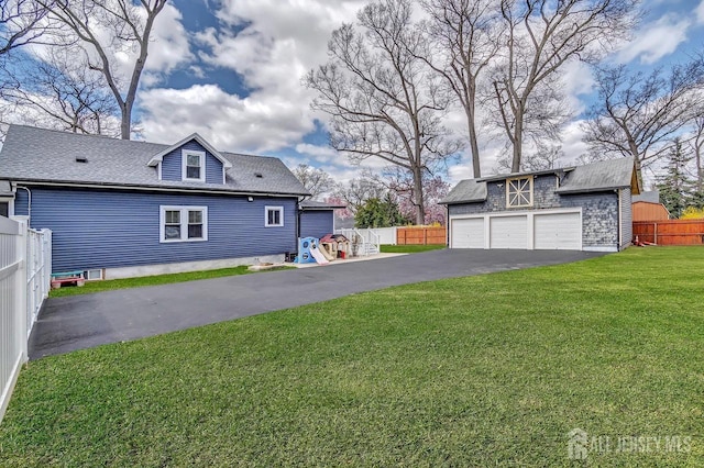 view of yard with driveway