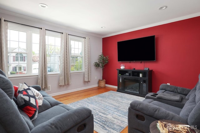 living area featuring baseboards, ornamental molding, recessed lighting, and wood finished floors