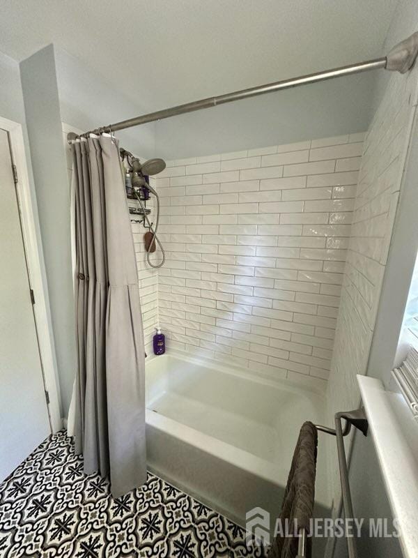 383 S Stump Tavern Rd S, Jackson, NJ 08527 - full bathroom featuring shower / bathtub combination with curtain