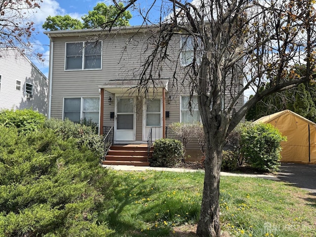 view of front facade with a front yard