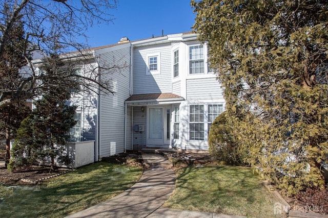 view of front facade featuring a front yard