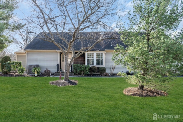 view of front of home featuring a front lawn