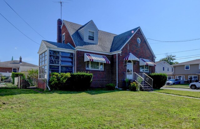 view of front facade with a front lawn